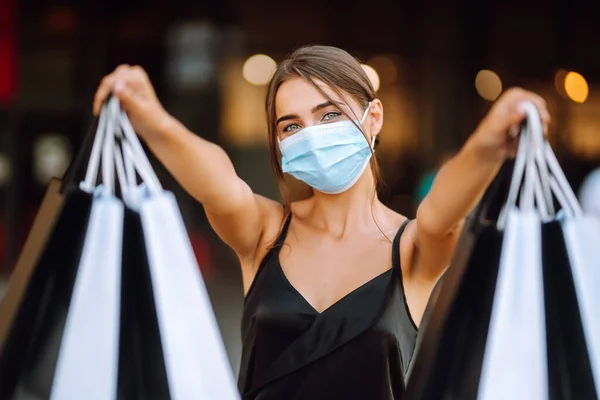 Mulher Elegante Bonita Máscara Médica Protetora Com Sacos Compras Andando — Fotografia de Stock