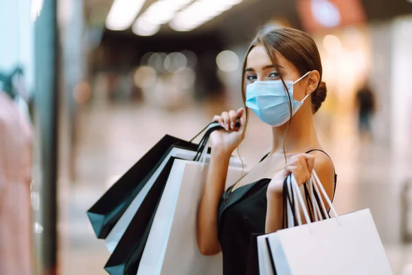 Mulher Elegante Máscara Médica Protetora Com Sacos Compras Andando Shopping — Fotografia de Stock