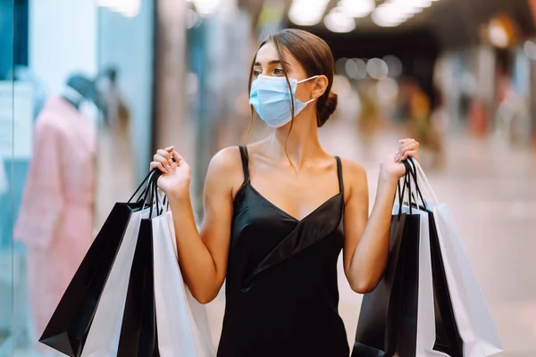 Mujer Moda Máscara Médica Protectora Con Bolsas Compras Caminando Centro — Foto de Stock