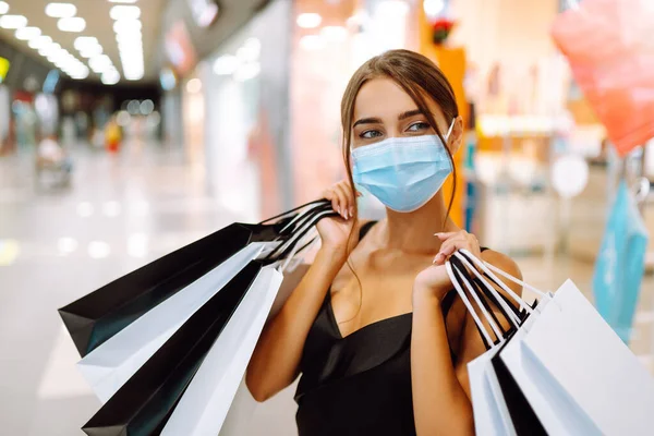 Divatos Védő Orvosi Maszkban Bevásárlószatyrokkal Plázában Vásárlás Közben Koronavírus Covid — Stock Fotó