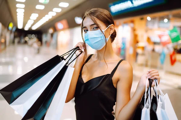 Mujer Moda Máscara Médica Protectora Con Bolsas Compras Caminando Centro — Foto de Stock