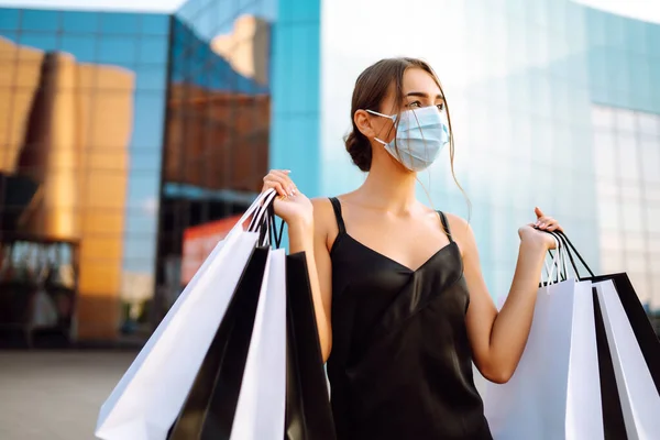 Jonge Vrouw Beschermende Steriele Medische Masker Haar Gezicht Met Boodschappentassen — Stockfoto