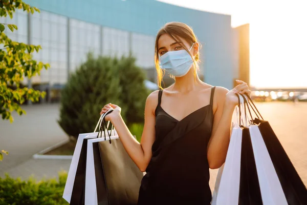 Mujer Joven Con Máscara Médica Estéril Protectora Cara Con Bolsas — Foto de Stock