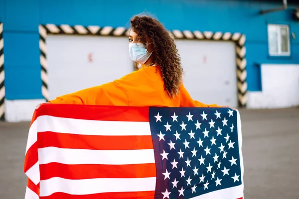 Retrato Uma Jovem Mulher Usando Uma Máscara Protetora Segurando Uma — Fotografia de Stock