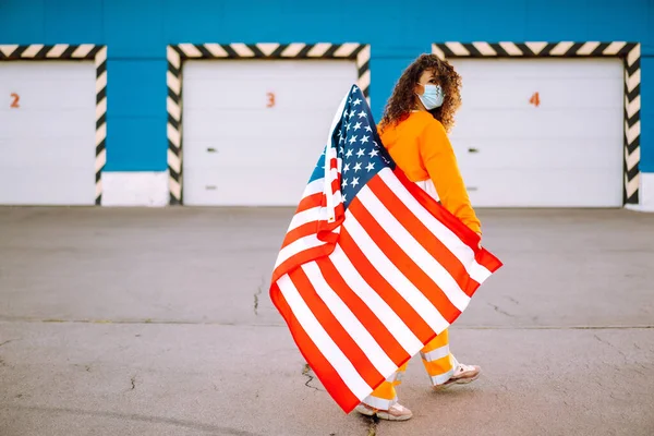 Portret Młodej Kobiety Masce Ochronnej Flagą Usa Mieście Ulicy Koncepcja — Zdjęcie stockowe
