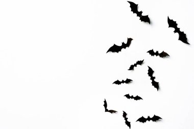 Uçan yarasa grubu beyaz arka planda izole edildi. Cadılar Bayramı sembolleri.