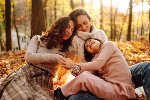 Rodzina Homoseksualistów Bawi Się Córką Jesiennym Lesie Przygoda Jest Zabawniejsza — Zdjęcie stockowe