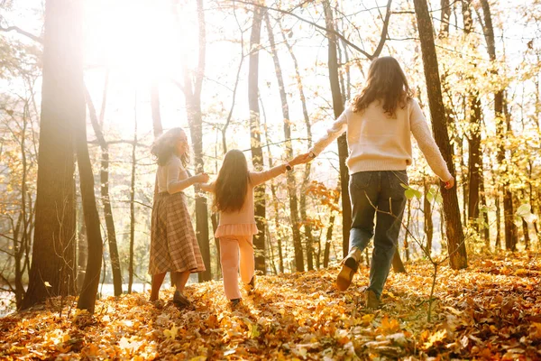 Rodzina Homoseksualistów Bawi Się Córką Jesiennym Lesie Przygoda Jest Zabawniejsza — Zdjęcie stockowe