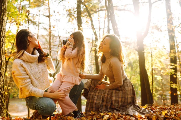 Una Joven Pareja Lesbianas Con Hija Caminando Tomando Fotos Bosque — Foto de Stock