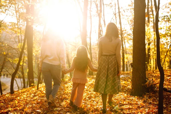 Rodzina Homoseksualistów Córką Spędzają Razem Czas Jesiennym Lesie Tyłu Przygoda — Zdjęcie stockowe