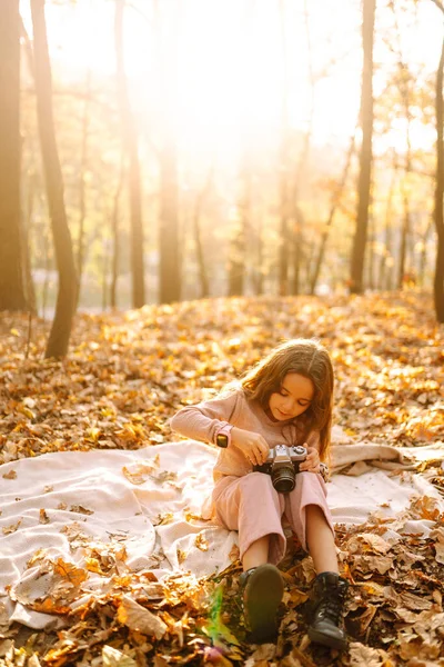 Retrato Menina Bonita Divertindo Floresta Outono Com Câmera Retro Menina — Fotografia de Stock