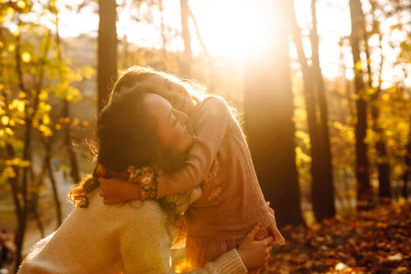 日没の秋の森の中の幸せな母親と娘の肖像画 秋の公園を歩く若い母親と娘 秋の女性 — ストック写真