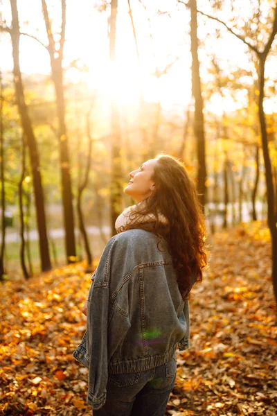 Portrait Young Woman Posing Nature Autumn Park Stylish Woman Relaxes — Stock Photo, Image