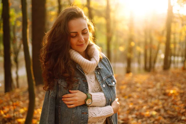 Retrato Jovem Posando Natureza Parque Outono Mulher Elegante Relaxa Tem — Fotografia de Stock