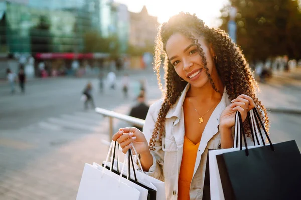 Jonge Vrouw Met Boodschappentassen Die Straat Loopt Modieus Afrikaans Amerikaans — Stockfoto