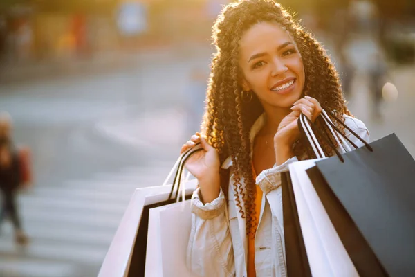 Jonge Vrouw Met Boodschappentassen Die Straat Loopt Modieus Afrikaans Amerikaans — Stockfoto