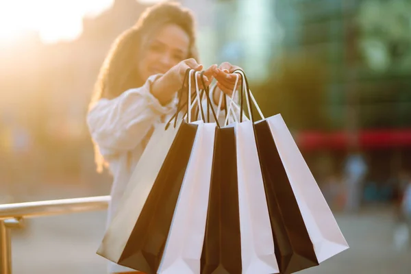 Närbild Kvinnas Hand Hålla Svarta Och Vita Shoppingväskor Ung Kvinna — Stockfoto