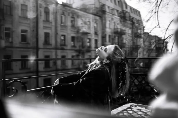 Şehrin Balkonunda Poz Veren Şık Bir Kadının Siyah Beyaz Fotoğrafı — Stok fotoğraf