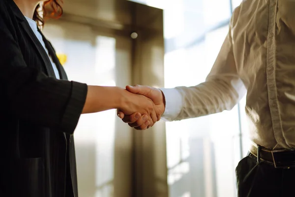 Close Van Zakenmensen Die Elkaar Hand Schudden Een Contractgesprek Het — Stockfoto