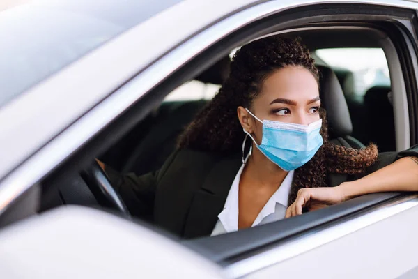Młoda Kobieta Prowadzi Samochód Maską Ochronną Twarzy Izolacja Transportowa Celu — Zdjęcie stockowe