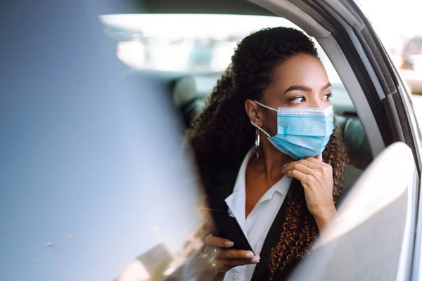 Tânără Mască Medicală Protecție Mașina Taxi Bancheta Din Spate Uitându — Fotografie, imagine de stoc