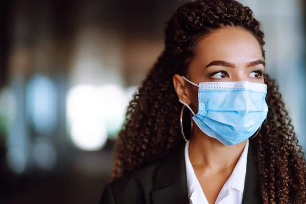 Retrato Mulher Morena Máscara Médica Estéril Protetora Seu Rosto Olhando — Fotografia de Stock