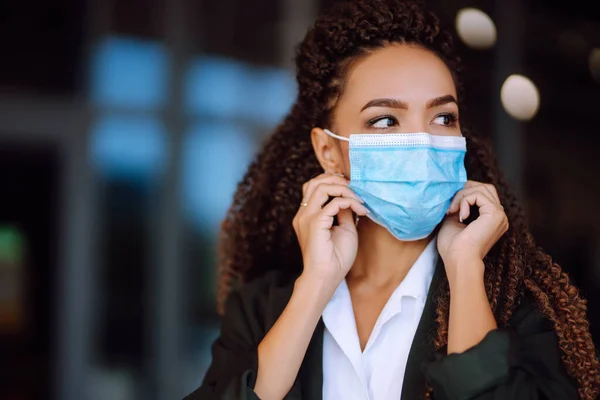 Retrato Mulher Morena Máscara Médica Estéril Protetora Seu Rosto Olhando — Fotografia de Stock