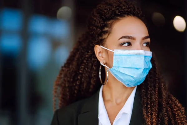 Retrato Mulher Morena Máscara Médica Estéril Protetora Seu Rosto Olhando — Fotografia de Stock