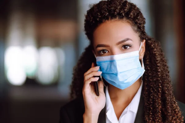 Jovem Mulher Negócios Máscara Médica Protetora Falando Telefone Durante Pandemia — Fotografia de Stock