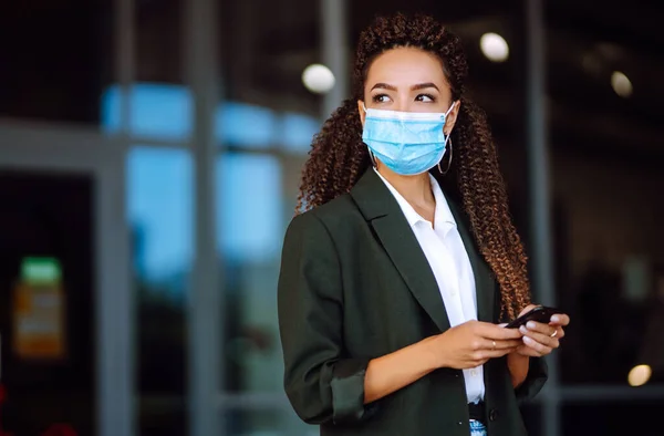 Retrato Jovem Mulher Máscara Médica Estéril Protetora Seu Rosto Com — Fotografia de Stock