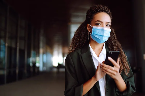 Retrato Jovem Mulher Máscara Médica Estéril Protetora Seu Rosto Com — Fotografia de Stock