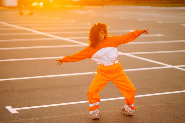 Afroamerikansk Kvinna Dansare Gatan Vid Solnedgången Sport Dans Och Stadskultur — Stockfoto