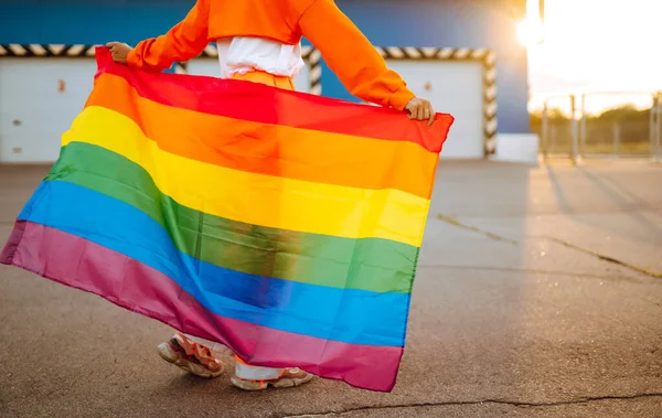 Afroamerykańska Lesbijka Trzymająca Tęczową Flagę Lgbt Koncepcja Szczęścia Wolności Miłości — Zdjęcie stockowe