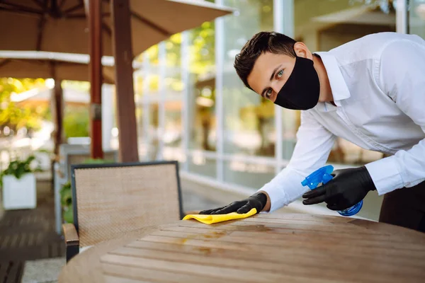 Camarero Con Mascarilla Protectora Guantes Mientras Desinfecta Mesas Cafetería Aire — Foto de Stock