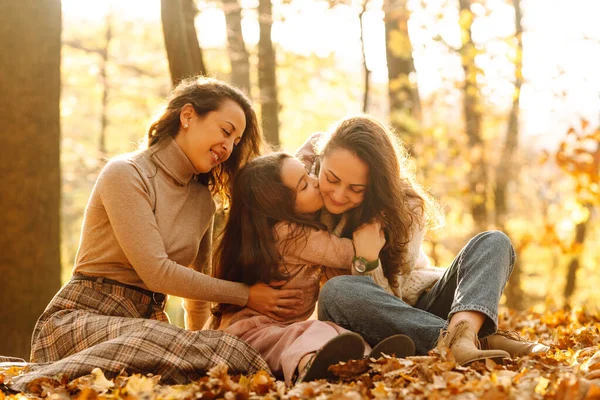 Rodzina Homoseksualistów Zabawia Się Córką Jesiennym Lesie Odpoczynek Jesiennym Parku — Zdjęcie stockowe