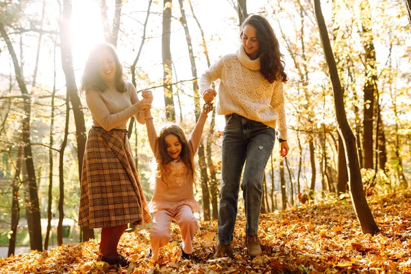 Rodzina Homoseksualistów Zabawia Się Córką Jesiennym Lesie Odpoczynek Jesiennym Parku — Zdjęcie stockowe