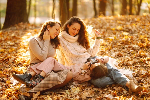Rodzina Homoseksualistów Bawi Się Córką Jesiennym Parku Kamerą Retro Odpoczynek — Zdjęcie stockowe