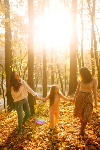 Jovem Casal Senhoras Lésbicas Com Sua Filha Andando Floresta Outono — Fotografia de Stock