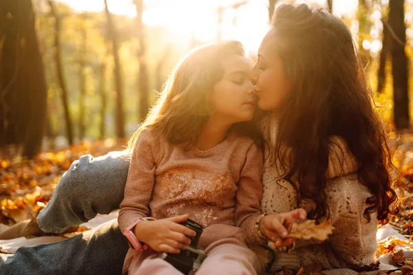 Młoda Matka Córka Bawią Się Razem Jesiennym Lesie Mama Dziecko — Zdjęcie stockowe