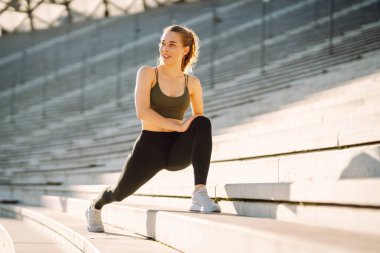 Spor kıyafetli bir kadın dışarıda egzersiz yapıyor. Sunny Park 'ta spor yapan aktif bir kadın. Spor, etkinlik ve sağlık konsepti.