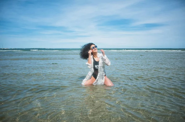 Seksi kız deniz ve kum