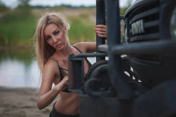 Ragazza Sexy Con Jeep Toyota Sabbia Acqua — Foto Stock