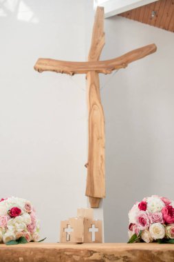 Kilisede ve denize yakın düğün