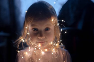 Küçük kız ile Noel ve yeni yıl kartı