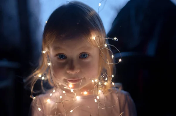 小さな女の子とクリスマスと新年カード ロイヤリティフリーのストック画像