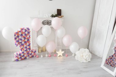 Doğum günü süslemeleri balonlar ve pasta