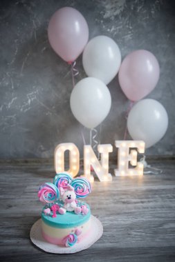 Doğum günü süslemeleri balonlar ve pasta
