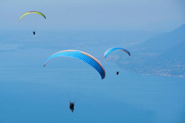 Gökyüzünde uçan paraşütçüler, aksiyon sporu 