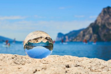 Mavi suda yükselen cam küre