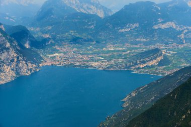 Güzel manzara, mavi göl suyu. 